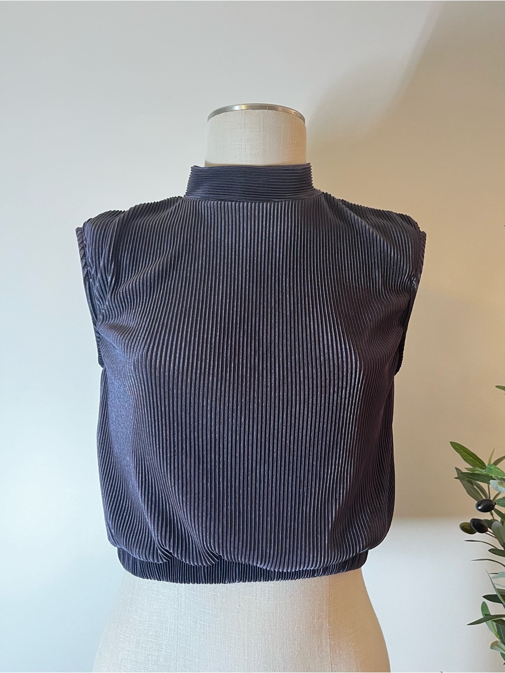 RO & DE Sleeveless Mock Neck Open Back Ribbed Top in Mauve Charcoal